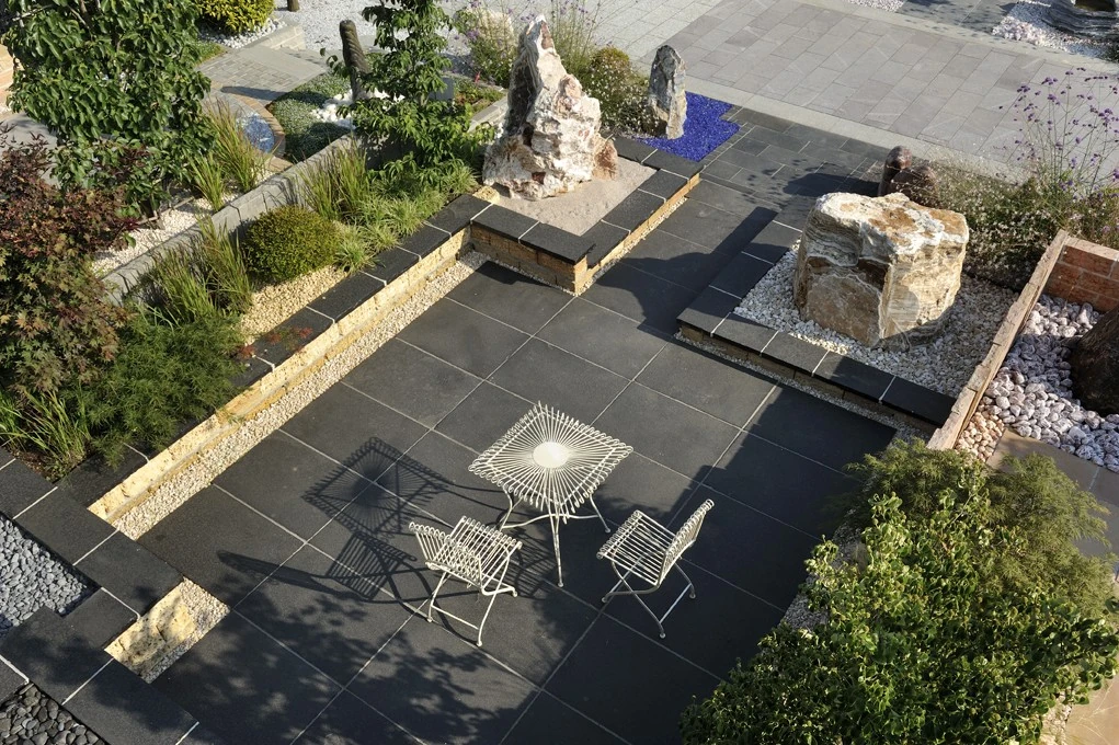 Podłoga kamienna tarasu z czarnego wapienia.webp